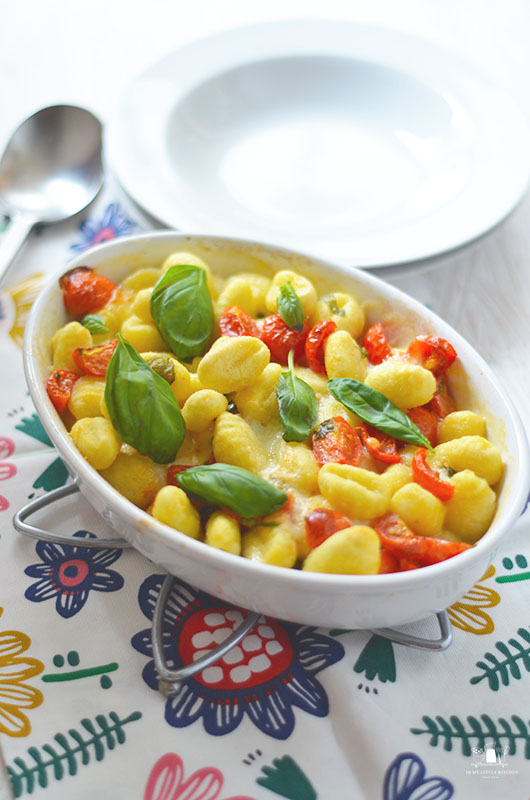 Gnocchi al horno con tomates, albahaca y mozzarella