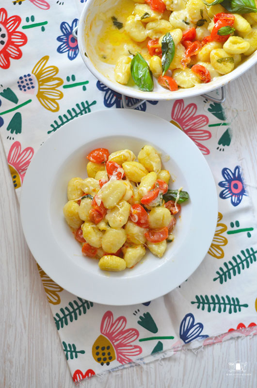 Gnocchi al horno con tomates, albahaca y mozzarella