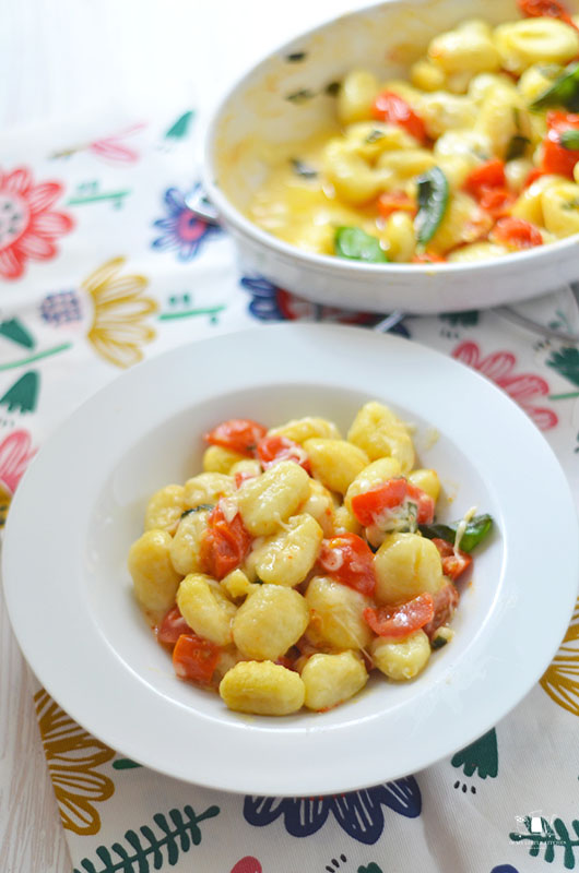 Gnocchi al horno con tomates, albahaca y mozzarella