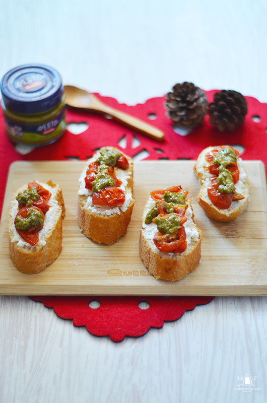 Canapés de queso de cabra tomate y pesto