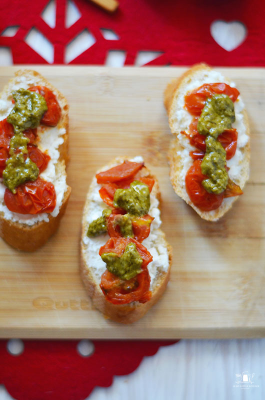 Canapés de queso de cabra tomate y pesto