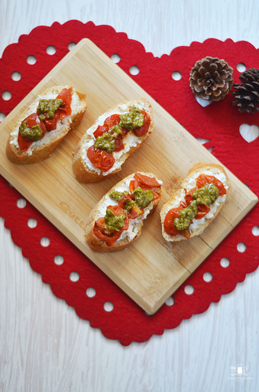 Canapés de queso de cabra tomate y pesto